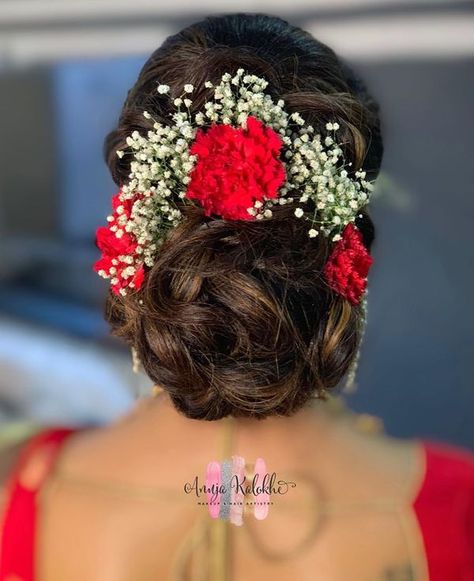 Bridal Buns: The Usual, The Unique And The Offbeat! Navari Hairstyles, Hair Bun Design, Bridal Buns, Floral Bun, Bridal Hair Decorations, Bridal Hairstyle Indian Wedding, Engagement Hairstyles, Bridal Bun, Bridal Hairdo