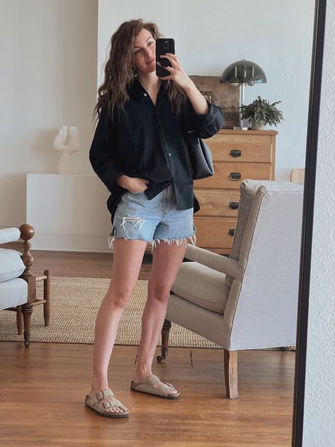 Leather Shorts Outfit, Casual Mom Style, Birkenstock Outfit, Bollywood Outfits, Minimal Outfit, Simple Trendy Outfits, Birkenstock Arizona, Basic Outfits, Casual Style Outfits