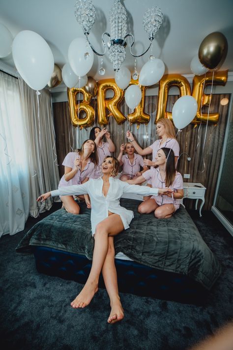 Robes For Bride, Bride And Bridesmaid Pictures, Getting Ready Outfits, Bridal Shower Photography, Bachelorette Party Photo, Classy Bachelorette Party, حفل توديع العزوبية, Ready Outfits, Bridesmaid Pictures