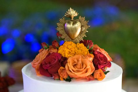 Spanish Style Wedding Cake, Mexican Wedding Cake Toppers, Sacred Heart Cake, Wedding Cakes Winter, Sacred Heart Wedding, Boho Arts, Red And Orange Roses, Mexican Gothic, Vintage Mexican Wedding