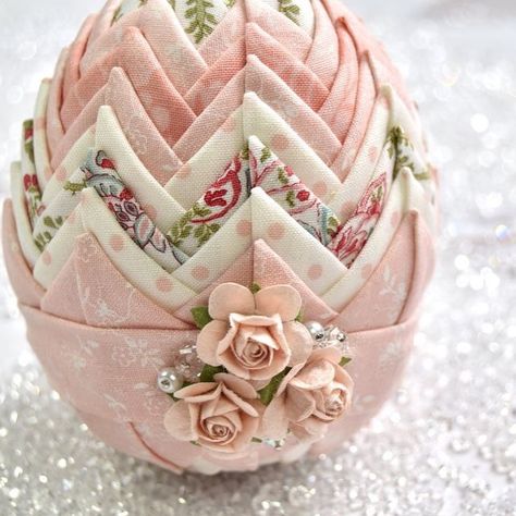 Easter Wreath Craft, Quilted Egg, Egg Ornaments, Egg Shell Art, Easter Egg Ornaments, Easter Egg Pattern, Ornaments Homemade, Hobby Ideas, Easter Goodies