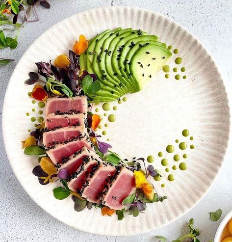 Tuna Avocado Salad, Seared Tuna Salad, Fancy Food Presentation, Seared Ahi Tuna, Food Presentation Plates, Avocado Tuna Salad, Japanese Food Sushi, Gourmet Food Plating, Seared Ahi