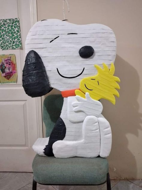 Snoopy Pinata, Snoopy Birthday Party, Pinata Ideas, Puppy Baby Shower, Snoopy Party, Snoopy Birthday, Piñata Ideas, Snoopy Christmas, Paper Animals