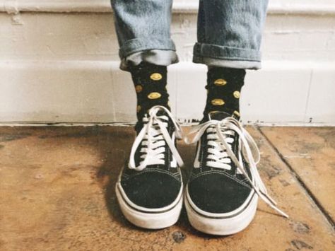 Pinterest | @Georgeoddle 1990 Style, Vans Outfit, Old Skool Black, Estilo Indie, Sock Outfits, Vans High Top Sneaker, Moda Vintage, Classic Shoes, Cool Socks