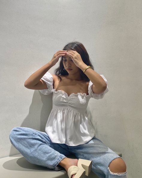 curly hair, white wall, white puff sleeves top, denim jeans, cream block heels, wedge heels, ootd ideas, jeans outfit idea Denim Puff Sleeve Top, White Puff Sleeve Top, Puff Sleeves Top, Heels Wedge, Wall White, Hair White, Ootd Ideas, Sleeves Top, Jeans Outfit