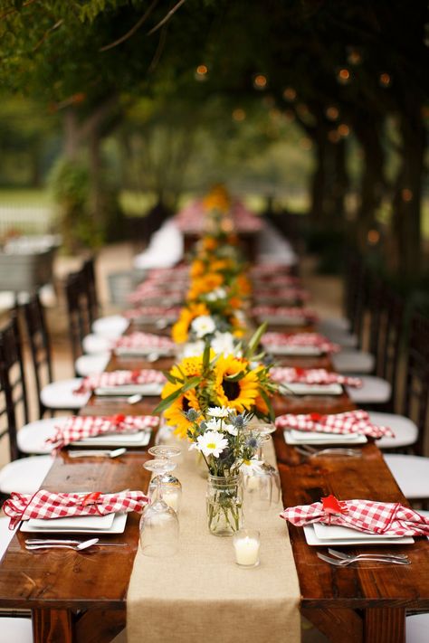 Rehearsal Dinner Picnic, Rehearsal Dinner Decorations Table, Picnic Centerpieces, Rehearsal Dinner Centerpieces, Rehearsal Dinner Themes, Wedding Rehearsal Dinner Decorations, Bbq Decorations, Bbq Rehearsal Dinner, Rehearsal Dinner Planning