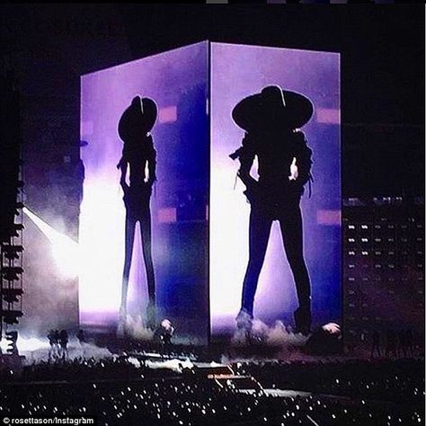 Look at me! The pop star clearly wanted to communicate an iconic image at the start of her world tour Beyonce Formation Tour, Es Devlin, Beyonce 2013, Formation Tour, The Formation World Tour, Concert Crowd, Formation World Tour, Concert Stage Design, Beyonce Formation