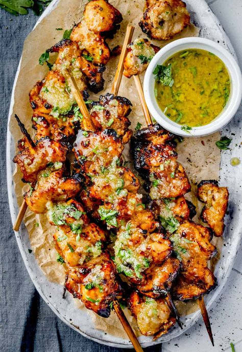 Honey Garlic Chicken Skewers - Chefjar Chicken Brochettes Skewer Recipes, Chicken Buffet Ideas, Healthy Dinner For Guests, Healthy Chicken Skewers, Summer Lunch Menu For Guests, Chicken Recipes Summer, Chicken Breast Skewers, Chicken Thigh Skewers, Barbeque Dishes