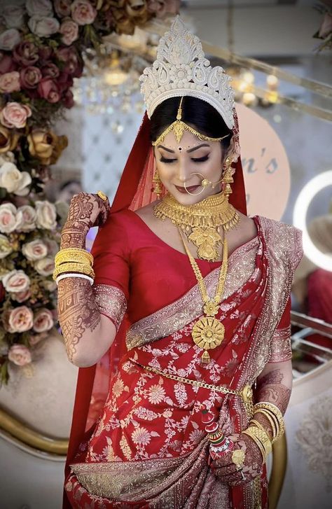 Traditional Hindu Bride, Bengali Bride Traditional Look, Kolkata Wedding, Doll Beauty, Indian Wedding Bride, Traditional Hairstyle, Bengali Bride, Hindu Bride, Bengali Wedding