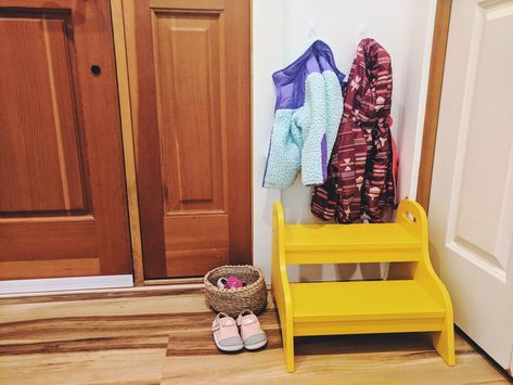 Montessori Bedroom Baby, What Is Montessori, Whole Brain Child, Montessori Environment, Montessori Parenting, Toddler Teacher, Montessori Bedroom, Baby Montessori, Montessori Room