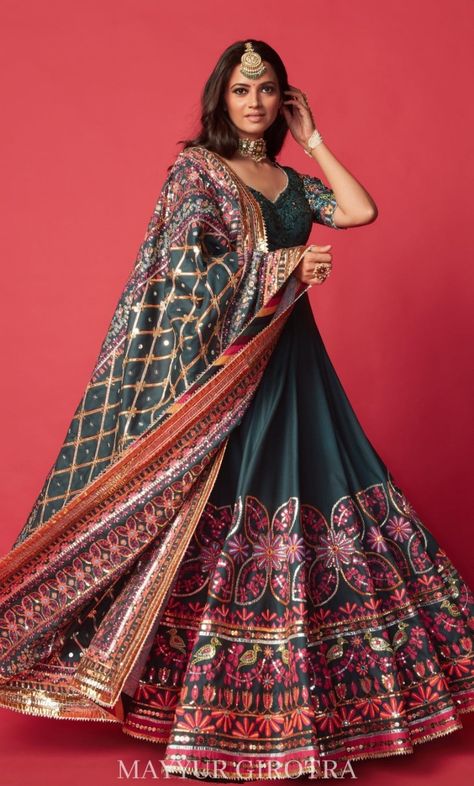 Lengha Reception, Green Pakistani Bridal Dress, Navratri Ideas, Thread Ceremony, Akbar Aslam, Lehenga Ideas, Chania Choli, Simple Kurtis, Best Indian Wedding Dresses