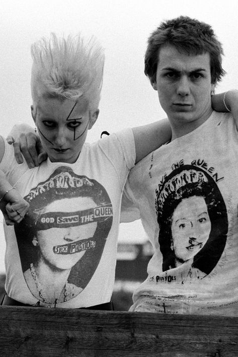 Byronesque Contemporary-Vintage Vivienne Westwood Top, 1977. — BYRONESQUE Vivienne Westwood Punk, Punks 70s, Steve Jones, Blitz Kids, 70s Punk, Johnny Rotten, God Save The Queen, Sid Vicious, Punk Pins