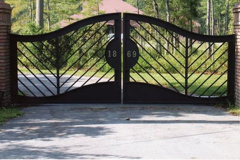 Driveway Gate With Initial, Drive Way Gates Metal, Iron Driveway Gate, Modern Front Gate Design, House Gates, Metal Driveway Gates With Initial, Aluminum Driveway Gates, Front Gate Design Horse, Metal Driveway Gates