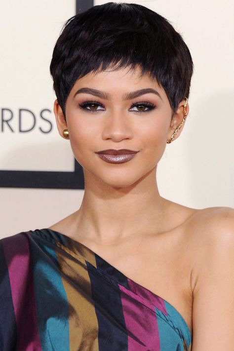 Zendaya Pixie, Zendaya Haircut, Zendaya Short Hair, Zendaya Beauty, Bold Hairstyles, Zendaya Hair, Short Hair Cuts For Round Faces, Shampoo For Gray Hair, Pixie Cut Styles