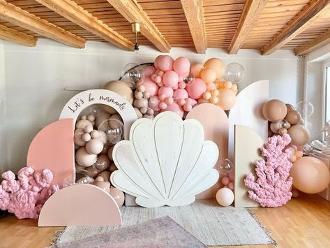 Diy Seashell Backdrop, Seashell Party Decorations, Seashell Baby Shower Ideas, Shellabrate Party, Lets Shellabrate Birthday, Boho Mermaid Birthday Party, Shell Birthday Party, Little Mermaid Birthday Party Decoration, Coral Birthday Party