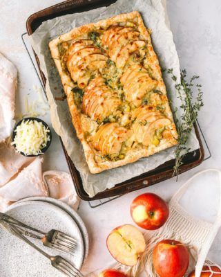 Leeks Recipe, Leek Tart, Savory Apple Recipes, Apple Cheddar, Leek Recipes, Apple Dishes, Puff Pastry Tart, Apples And Cheese, Savory Tart