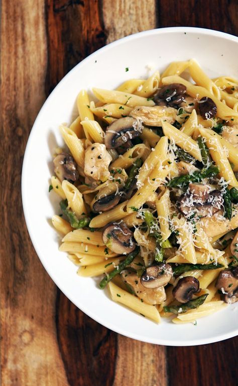 creamy cheesey mushroom and asparagus pasta with chicken Chicken Asparagus Recipes, Mushroom Asparagus Pasta, Oven Asparagus, Mascarpone Pasta, Asparagus Pasta Recipes, Mushroom Asparagus, Sauteed Asparagus, Asparagus Recipes Oven, Grilled Asparagus Recipes