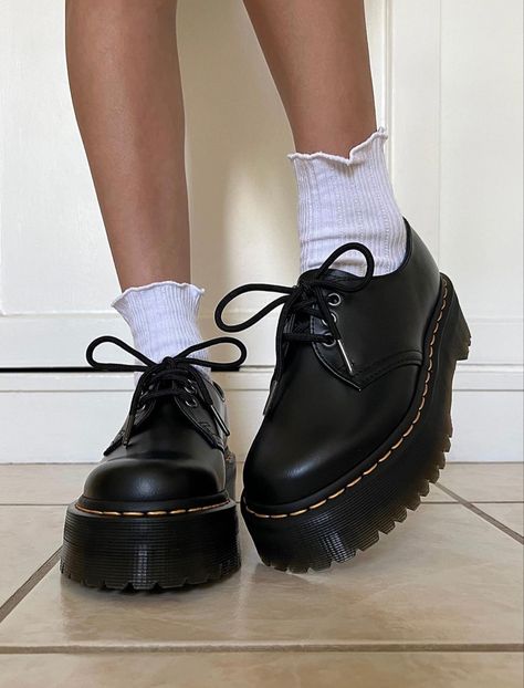 Dr Martens Shoes Outfit, Fall Gilmore, Doc Martens Shoes, Martens Outfit, Doc Martens Outfit, Uptown Girl, Downtown Girl, Neue Outfits, Shoe Inspo