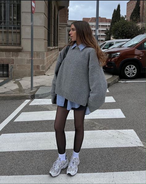 Tights With Trainers, Grey Pullover Outfit, Blue Jeans Outfit Winter, December Outfits, Fall Outfit Inspiration, Stylish Winter Outfits, Rock Outfit, Outfit Inspiration Fall, Casual Chic Outfit