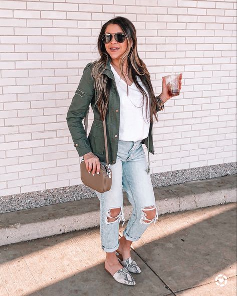 Snake Mules Outfit, Snakeskin Mules Outfit, Snake Print Mules Outfit, Fall Leather Jacket With Snake Print, Spring Distressed Button-up Denim Jacket, Snake Denim Jacket, Fall Snake Print Leather Jacket, Mules Outfit, Mom Jean