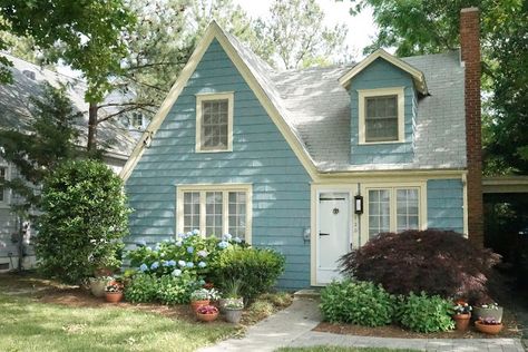 Cute Cottage House, Blue Exterior House Colors, Light Blue Houses, Cute Cottages, House Porch, Cottage Exteriors, Little Cottages, Bungalow Exterior, Country Cottage Decor