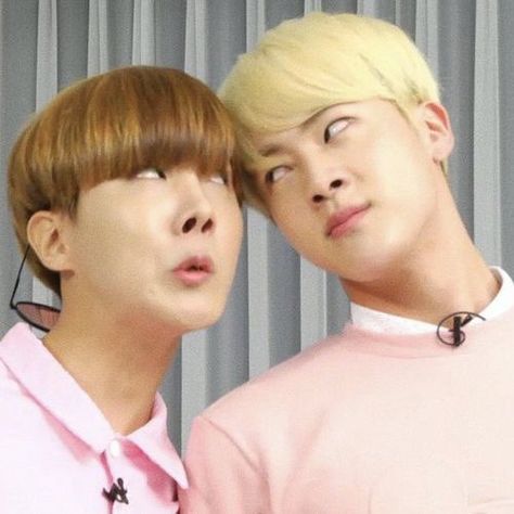 Jhope And Jin, Bts Meme Faces, Bts Jhope, Bts Reactions, Bts Funny Moments, Bts Group, Worldwide Handsome, Bts J Hope, Meme Faces