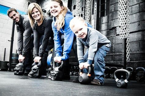 @Jenny Collins  you guys need a family pic like this Family Gym Photoshoot, Family Fitness Photoshoot, Gym Family, Crossfit Humor, Crossfit Kids, Gym Photoshoot, Cute Family Pictures, Fam Pics, App Inspiration