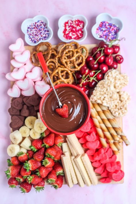 Looking for a fun and easy way to celebrate Valentine's Day? Try this delicious Valentine's day chocolate fondue board! Valentines Food Platters, Valentines Day Fondue Dinner, Valentine Platter Ideas, Valentines Sweets Board, Valentine’s Day Breakfast Board, Valentines Punch Board, Valentines Charcuterie Board Sweets, Christmas Chocolate Fondue, Galentine Charcuterie Board