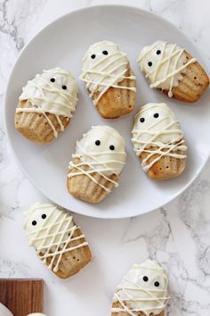 Halloween Madeline Cookies, Halloween Pastry Ideas, Halloween Madeleine, Halloween Sweets Ideas, Cute Halloween Desserts, Halloween Pastries, Halloween Pastry, Halloween Bakes, Halloween Dessert Ideas