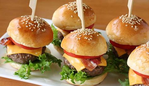 Cheap Party Food, Mini Hamburger, Mini Burger Appetizers, Mini Hamburgers, Mini Burger, Fingerfood Party, Mini Burgers, Hamburger Recipes, Slider Recipes