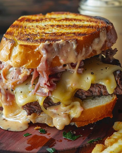 Hot Beef Commercial, Best Hot Sandwich Recipes, Paddy Melt, Cheese Melt Sandwich, Beef And Cheddar Sandwich, Deli Style Sandwiches, Gourmet Lunch, Patty Melt Recipe, Hot Beef