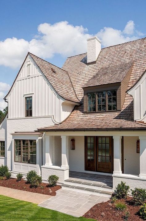 Farmhouse Exterior Design, Storybook Homes, Brown Roof, Casas Coloniales, Casa Vintage, Casa Exterior, Modern Farmhouse Exterior, Country Homes, Painted Brick