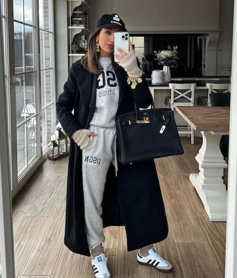 50+ Trendy Grey Sweatpants Outfit Ideas for a Perfect Athleisure Look Grey Tracksuit Outfit Women Winter, Jogger Suit Outfit Women, Grey Sweatpants Women Outfit, Grey Sweatsuit Outfits Women, Sweatpants Outfit Baggy, Adidas Joggers Outfit Women, Style Sweatpants Winter, How To Style Sweatpants Winter, Grey Joggers Outfit Women