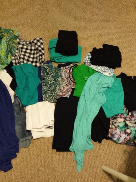 Tips for a travel capsule wardrobe by tabithadumas.com Black Capsule Wardrobe, Warm Makeup, Royal Blue Cardigan, Turquoise Cardigan, Tropical Pants, Different Cities, Travel Capsule, Black Capris, Create A Signature