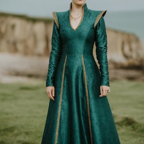 Green Dress Aesthetic Royal, Medieval Green Dress, Dress Aesthetic Royal, Hotd Dresses, Green Medieval Dress, Green Dress Aesthetic, Fae Court, Aes Sedai, Aesthetic Royal