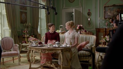 Mia Goth as Harriet Smith and Anya Taylor-Joy as Emma Woodhouse. Joy Costume, Emma Movie, Emma 2020, Emma. 2020, Jane Austen Movies, Emma Woodhouse, Emma Jane Austen, Jane Austin, 2020 Movies