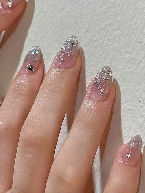 Pressed On Nails Design, Korean Silver Nails, Korean Nail Art 2023, Elegant Korean Nails, Silver Glitter Nail Art, Silver Jelly Nails, Silver Douyin Nails, Cute Jelly Nails Korean, Glitter Gem Nails