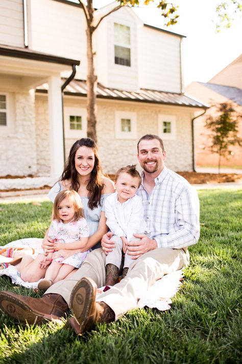 Outdoor Home Family Photoshoot Ideas, Family Photos With House In Background, Family House Pictures, Family Photo In Front Of House, Front Yard Family Photoshoot, Family Photos In Front Of House, Doorstep Photography, Front Porch Family Photos, Backyard Photoshoot