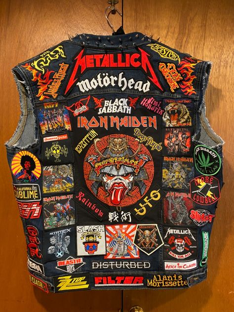 I received an Iron Maiden battle jacket from a friend and decided to add 90 more patches of my favorite bands! My first one! Punk Patches Diy, Back Patches For Jackets, Metalhead Fashion, Ropa Punk Rock, Patches Vintage, Battle Vest, Punk Fashion Diy, Customised Denim Jacket, Dark Punk