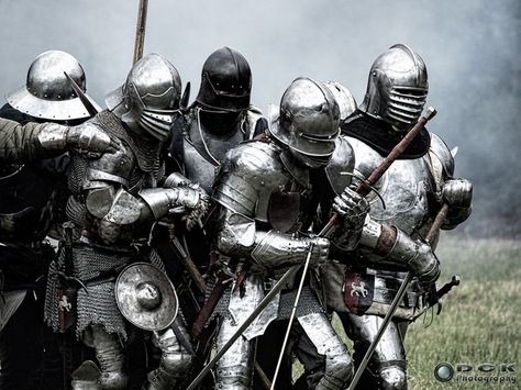 12 Knights and Famous Figures from Medieval Times that Will Blow Your Mind Fantasy Guard, Gothic Armor, Medieval Warfare, Medieval Knights, Historical Armor, 다크 판타지, Knight Armor, Medieval Times, Arm Armor