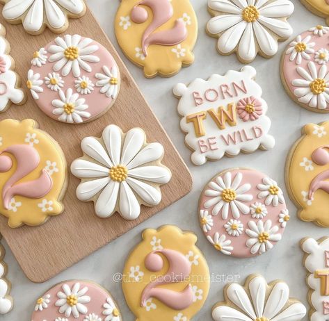 Daisy Cookies, Spring Flower Cookies, First Birthday Cookies, Flower Sugar Cookies, Daisy Baby Shower, Decorative Cookies, Daisy Birthday, 1st Birthday Girl Decorations, Groovy Birthday