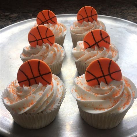 Basketball Donut Ideas, Basketball Dessert Ideas, Basketball Birthday Treats, Basketball Birthday Cupcakes, Basketball Theme Cupcakes, Basketball Theme Birthday Cake, Basketball Cupcakes Ideas, Cupcake Basketball, Basketball Torte