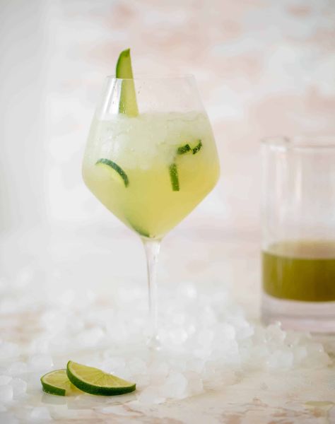 Cucumber Prosecco Spritzer. Spring Spritzer Cocktail, Prosecco Popsicle Cocktails, Limoncello Spritzer With Prosecco, Cucumber Infused Vodka, Cucumber Spritzer Vodka, Cucumber Cocktail, Light Drinks, Spritzer Recipes, Mini Cucumbers