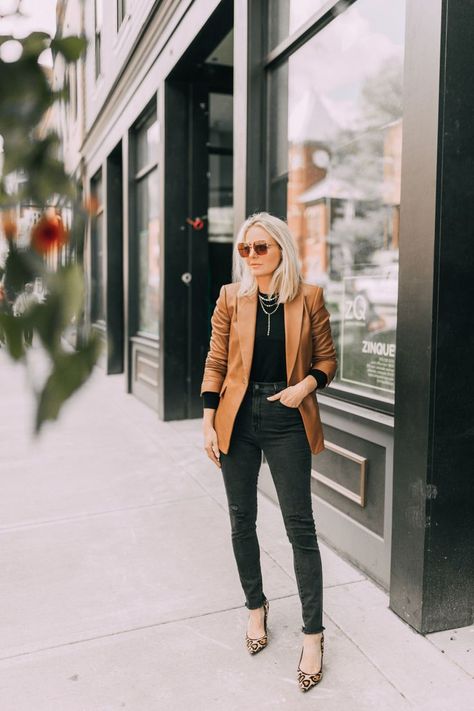 How To Wear This 'Unusual' Color Combination | Sharing an easy and fool-proof way to style black and brown, plus two brown and black outfit ideas Brown Blazer Outfit Casual, Brown Blazer Outfit, Brown Leather Jacket Outfit, Tan Outfit, Busbee Style, Blazer Outfits Casual, Fall Attire, Brown Blazer, Leather Jacket Outfits