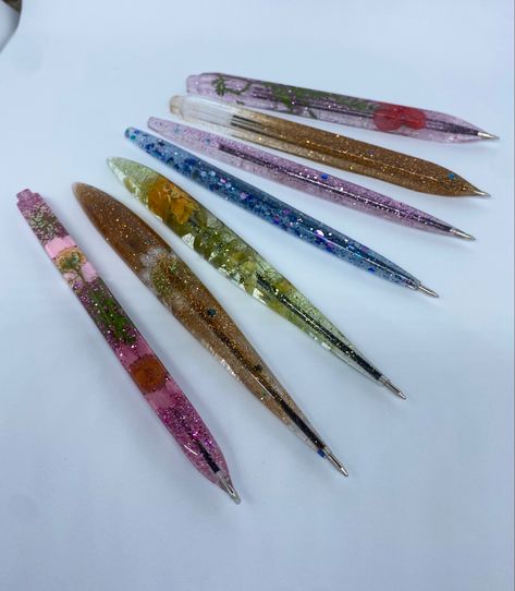 Interesting Crafts, Resin Pens, Creation Crafts, Resin Ideas, Beauty Creations, Diy Resin Art, Flower Phone Case, Diy Resin, Album Photo