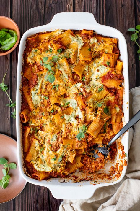 Vegan Baked Rigatoni Bolognese Vegan Rigatoni, Rigatoni Bolognese, Vegan Lasagna Recipe, Vegan Dinner Ideas, Vegan Pasta Dish, Baked Rigatoni, Vegan Casserole, Vegan Baked, Vegan Pasta Recipes