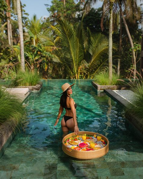 a great idea to spend your morning having breakfast in the pool Floating Breakfast Photoshoot, By The Pool Pictures, Pool Shoot Ideas, Island Photo Ideas, Advocacy Quotes, Pool Breakfast, Pool Lifestyle, Pool Pic, Floating Breakfast