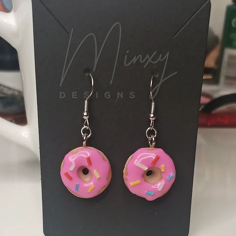 Sometimes it's just fun and so satisfying making smaller sculpts. These donuts are so freaking cute #clay #earrings #donuts #clayjewelry #craftyminxy #handcrafted #handmade Cute Clay Earrings, Clay Donut, Donuts Earrings, Clay Keychain, So Satisfying, Cute Clay, Clay Ideas, Diy Clay, Air Dry Clay