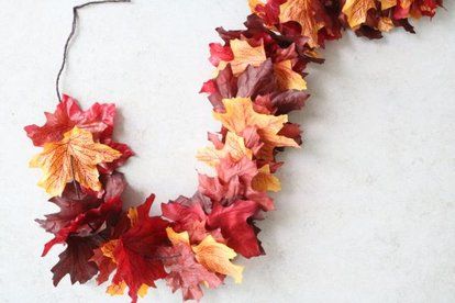 Autumn Leaves Garland, Fall Leaf Garland Diy, Autumn Garland Diy, Leaf Garland Diy, Easy Garland, Diy Leaf Garland, Autumn Garland, Leaf Craft, Fall Carnival