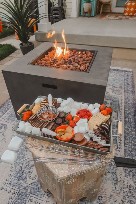 Want to make a fun s'mores board but don't know where to start?! Sharing ingredients, tips & tricks to create the ultimate S'moregasbord! Bonfire Smores Station, S’mores Charcuterie Board With Fire, S'mores Board Ideas, S’mores Fire Pit, S’mores Date Night, Fire Pit Snack Ideas, S’mores Platter, Smores Board Bonfires, S’mores Boards